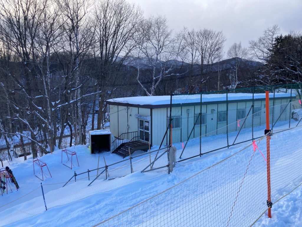 札幌藻岩山スキー場の休憩所の様子