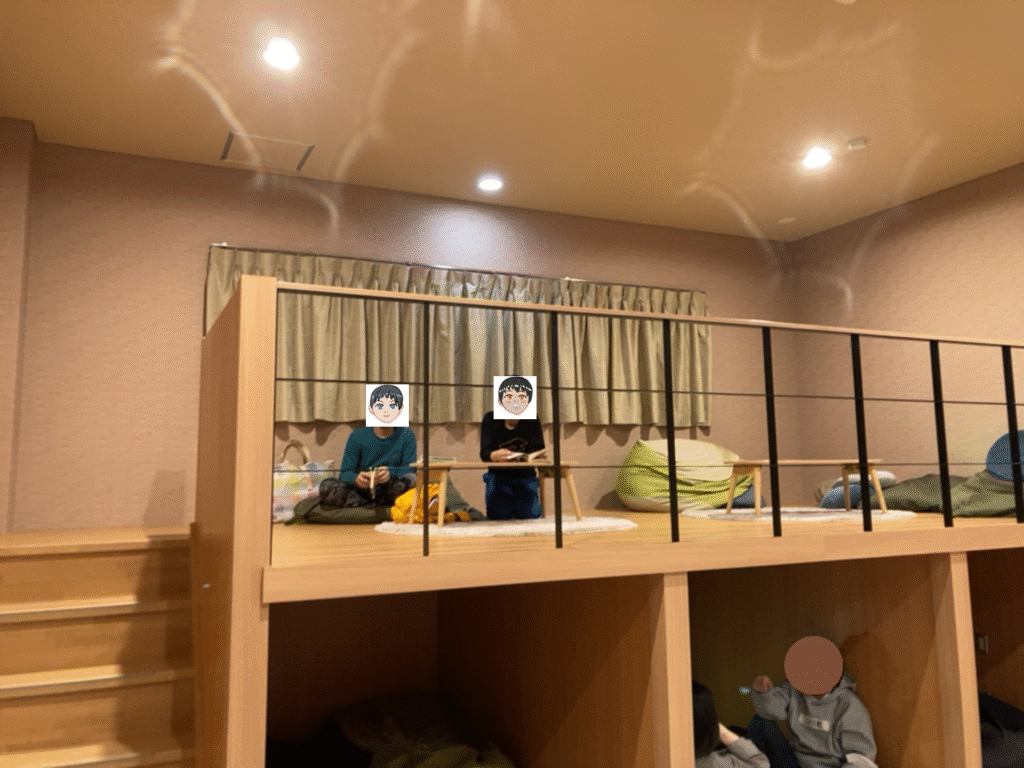 子どもが休憩所でくつろぐ様子