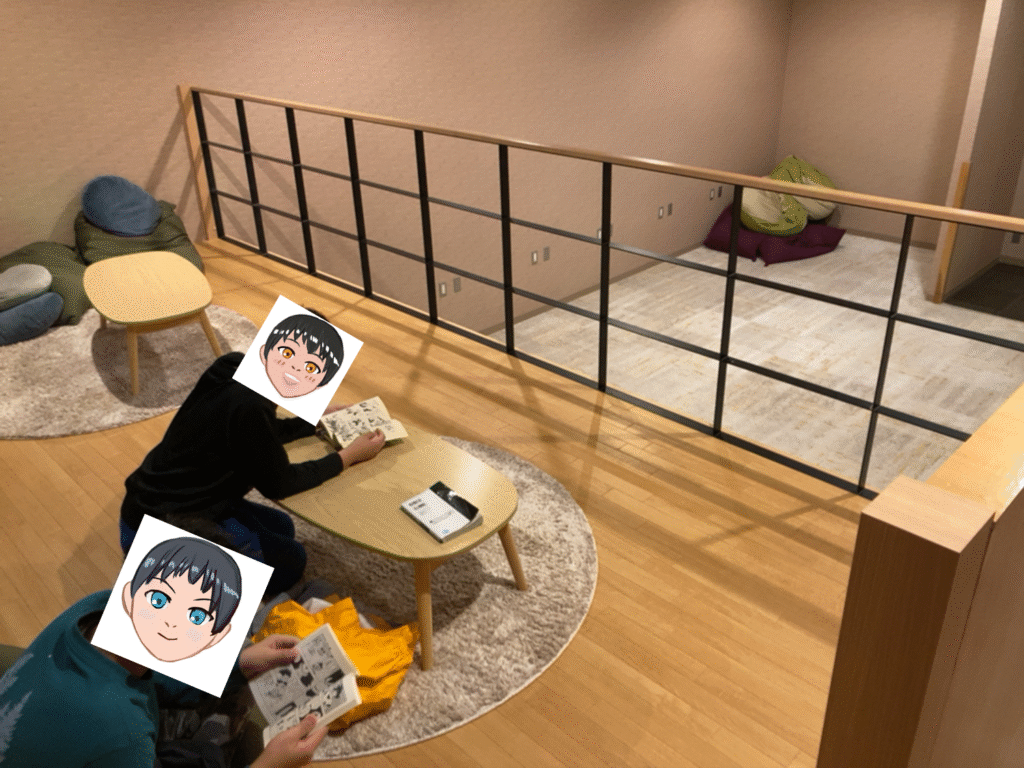 子どもが休憩所で漫画を読む様子