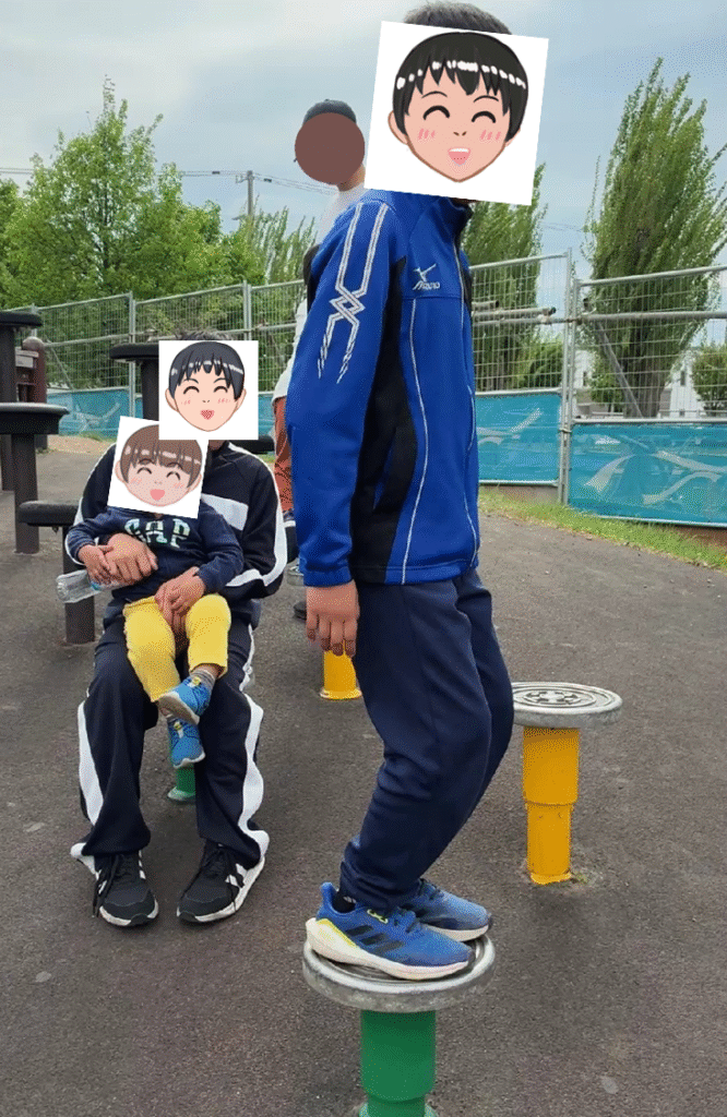 公園の遊具で子どもが遊ぶ様子