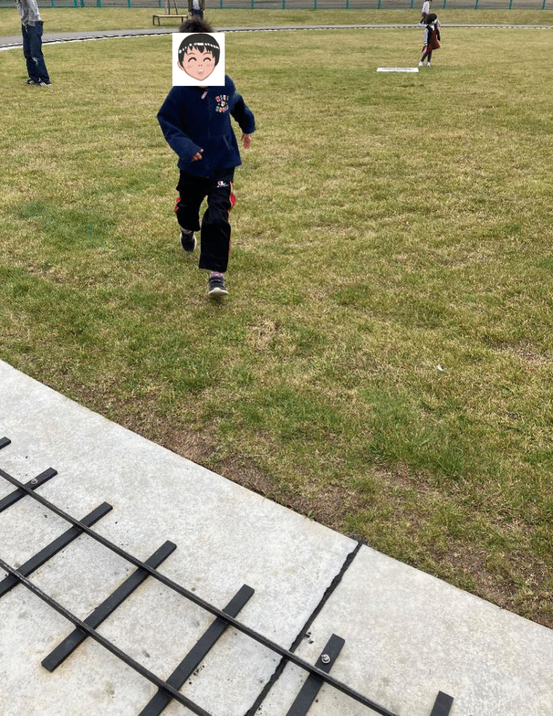 こどもが広場で遊ぶ様子