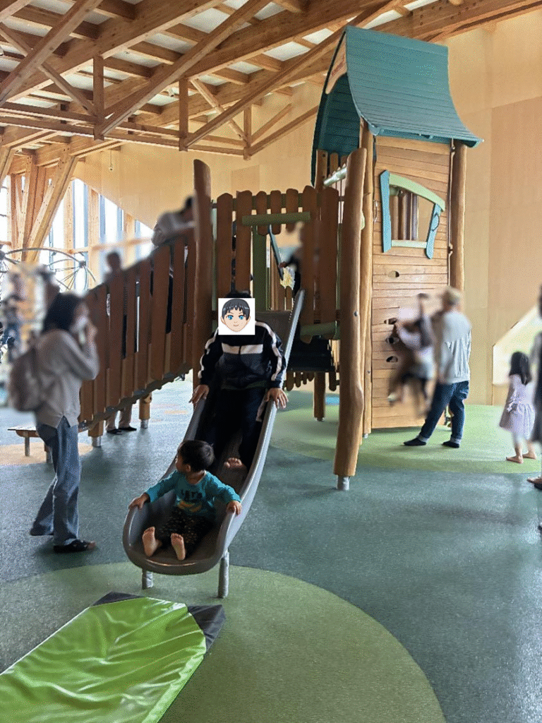はれっぱ室内幼児向け滑り台の様子