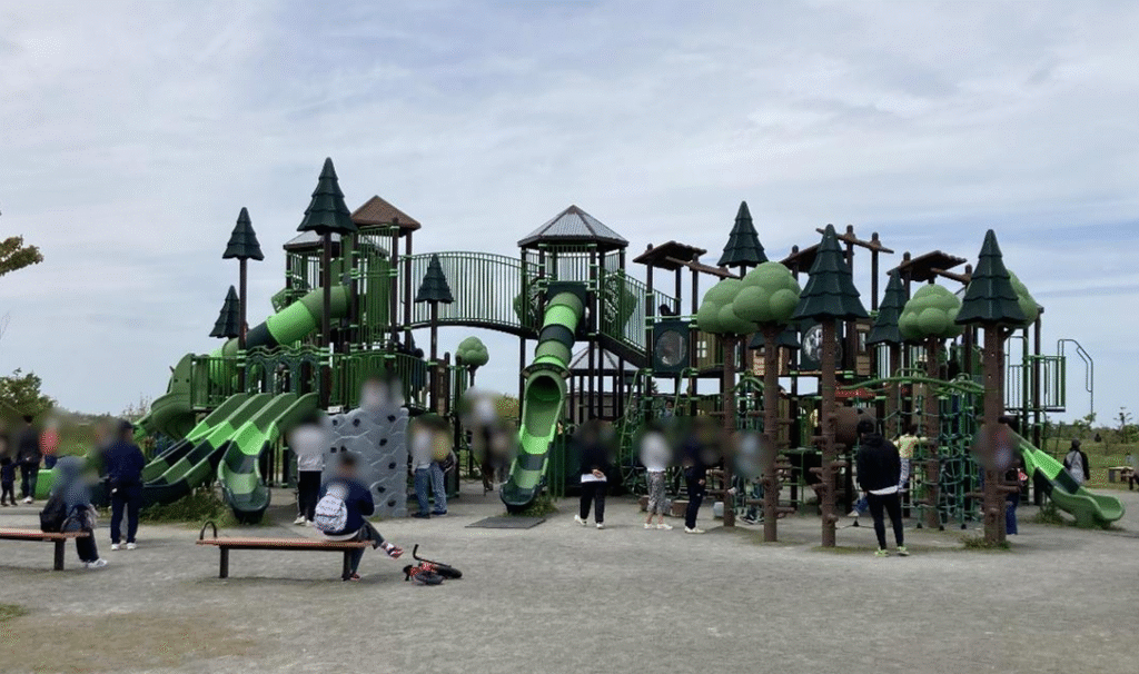 厚別山本公園の大型遊具の様子