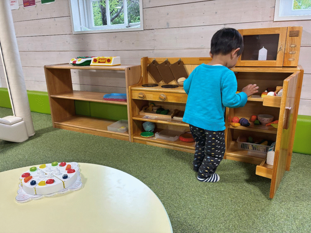 旧町村農場のキッズスペースで子どもが遊ぶ様子