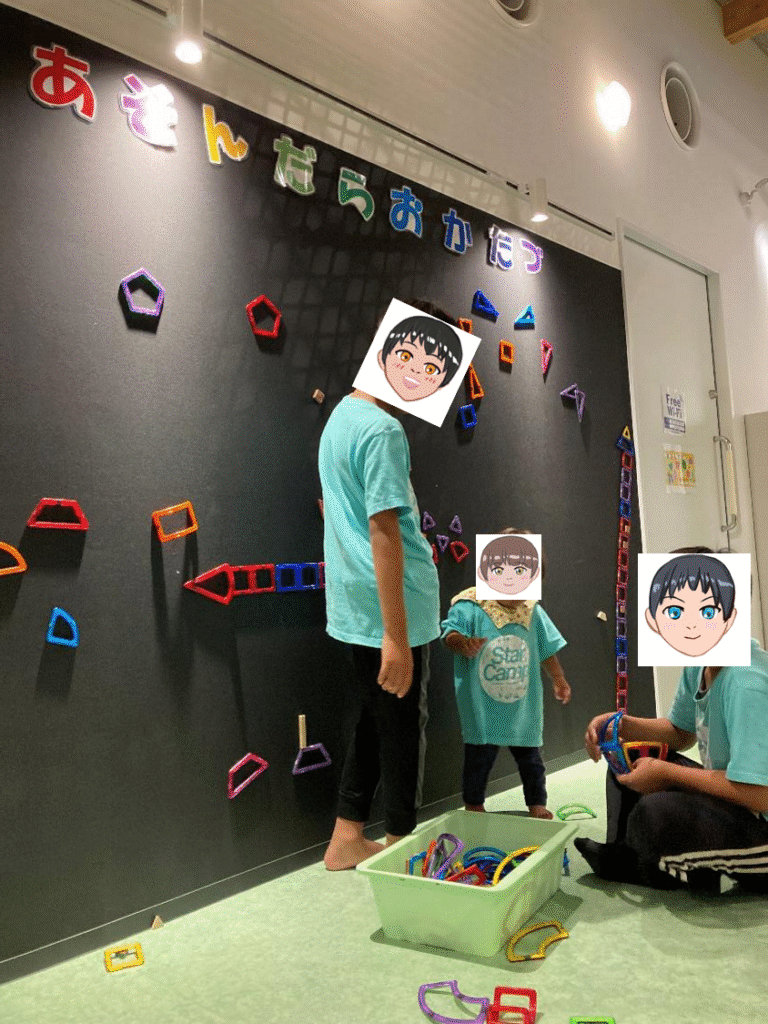 キッズスペースで子どもが遊ぶ様子