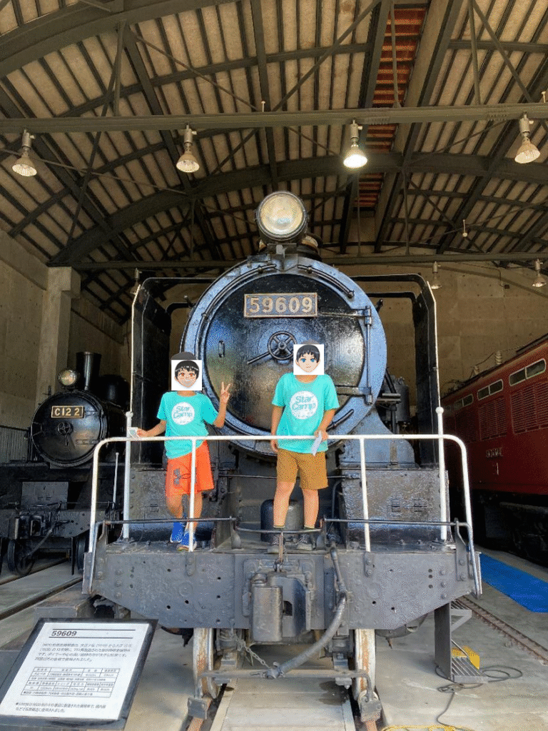 三笠鉄道記念館の機関車に子どもが乗っている様子