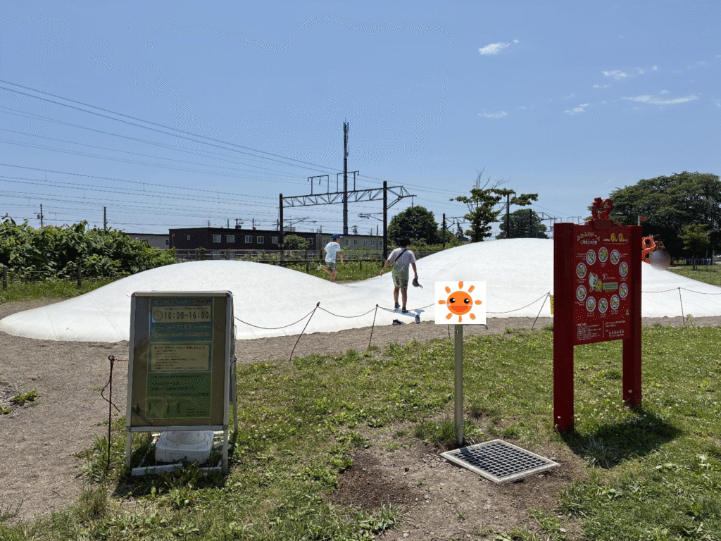 こどもが遊具で遊ぶ様子
