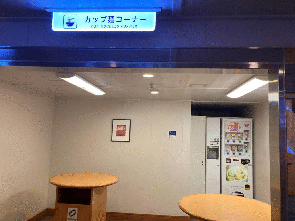新日本海フェリーすずらんのカップ麺コーナーの様子