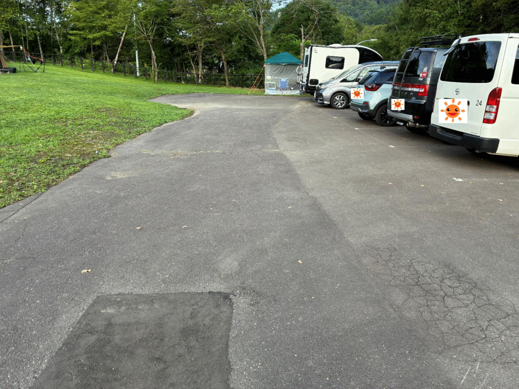 ほたるの里オートキャンプ場のフリーサイト駐車場の様子