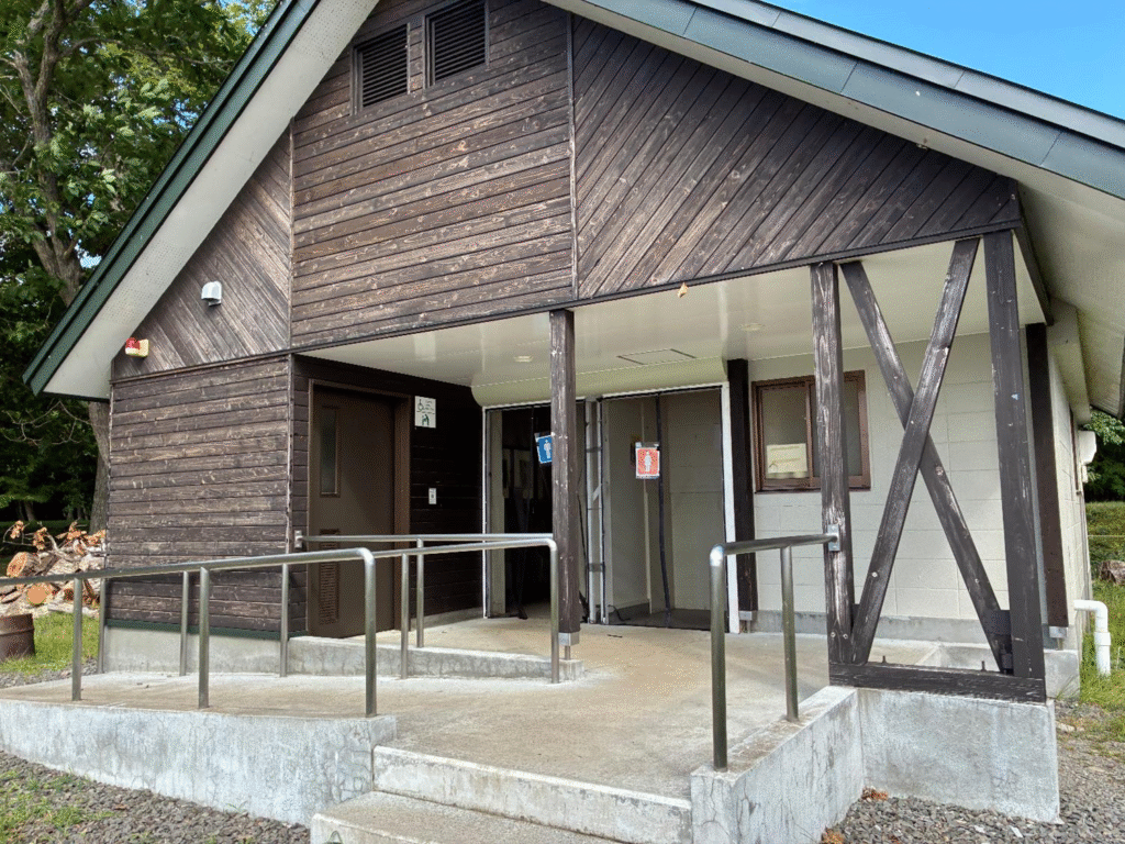 砂湯キャンプ場の北側区画サイトのトイレの様子