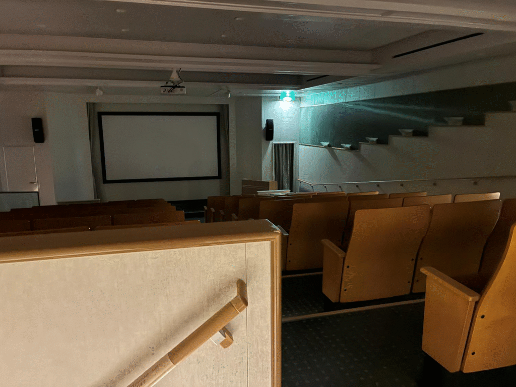新日本海フェリー映画館の様子