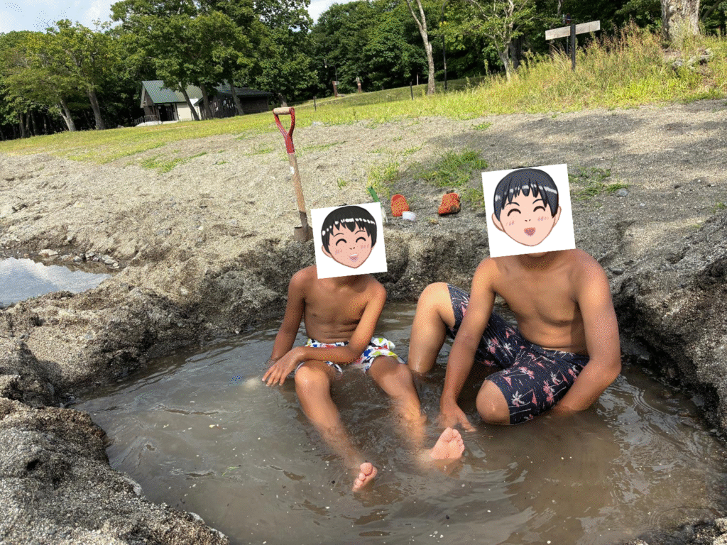 砂湯キャンプ場で子どもが遊ぶ様子