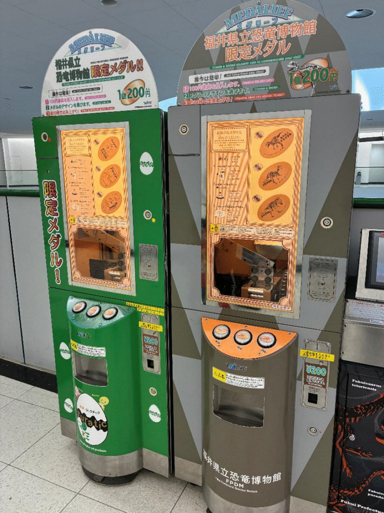 福井県立恐竜博物館のメダルガチャの様子