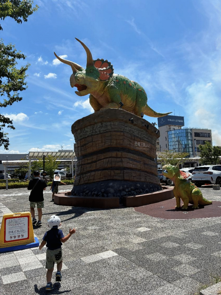 福井駅前の恐竜モニュメントの様子