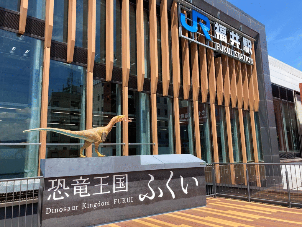 福井駅前の恐竜モニュメントの様子