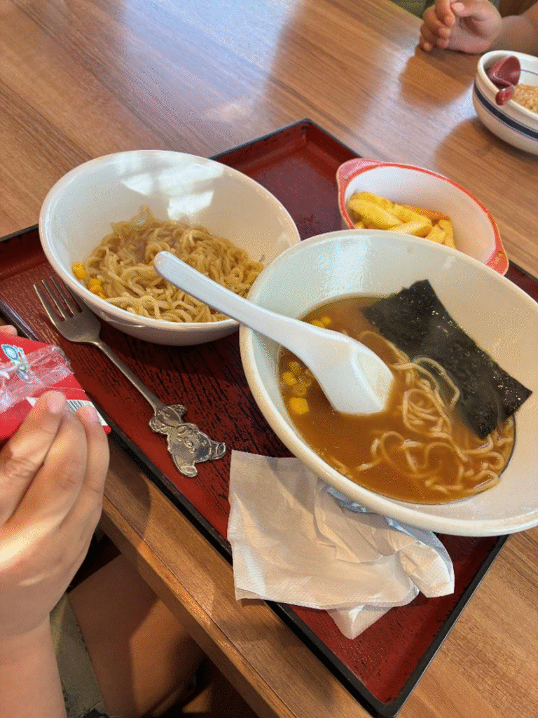 福井グルメの8番ラーメンのお子様ランチの様子