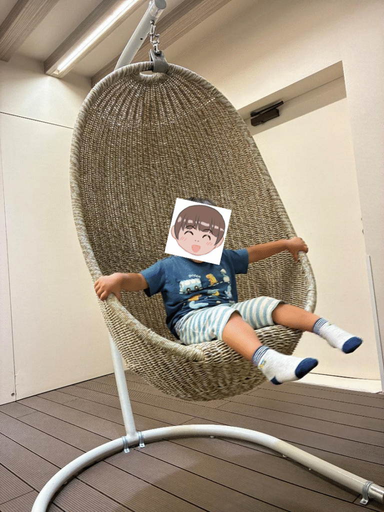 きたゆざわ 森のソラニワのお風呂入口前の休憩スペースの様子