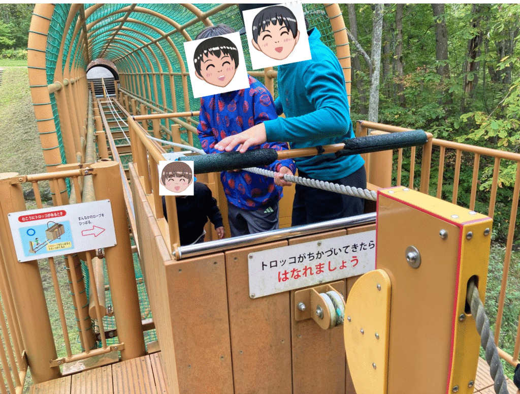 砂川こどもの国のトロッコで子どもが遊ぶ様子