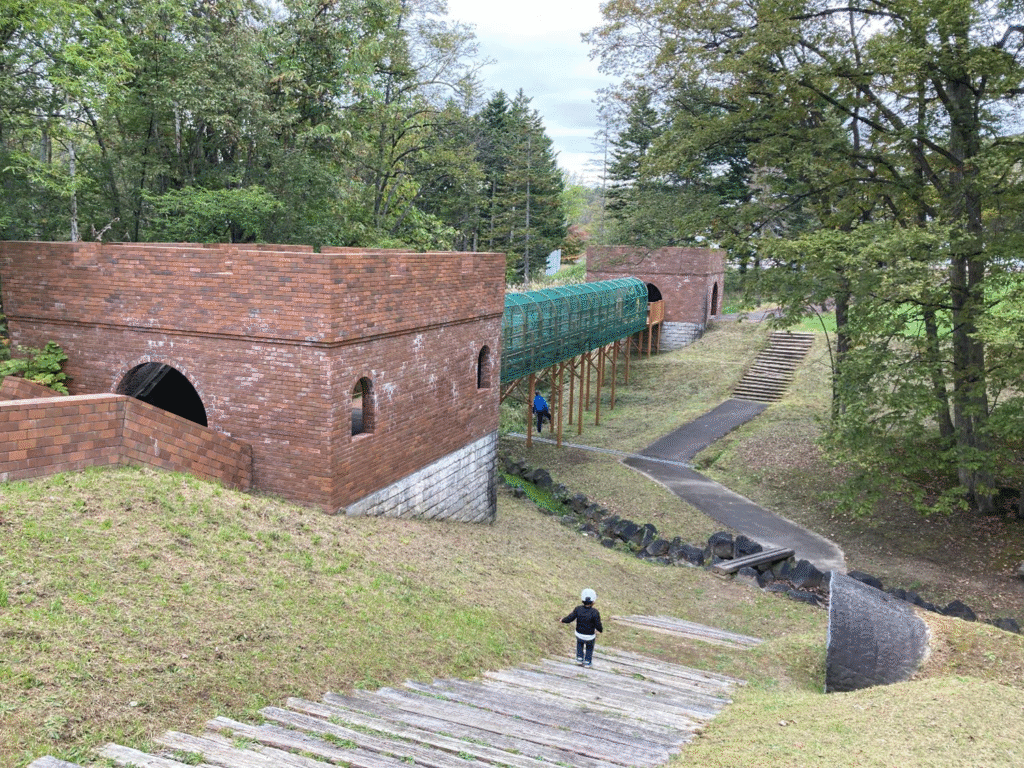 砂川こどもの国のトロッコで子どもが遊ぶ様子