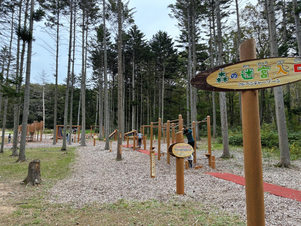 砂川こどもの国の遊具で子どもが遊ぶ様子