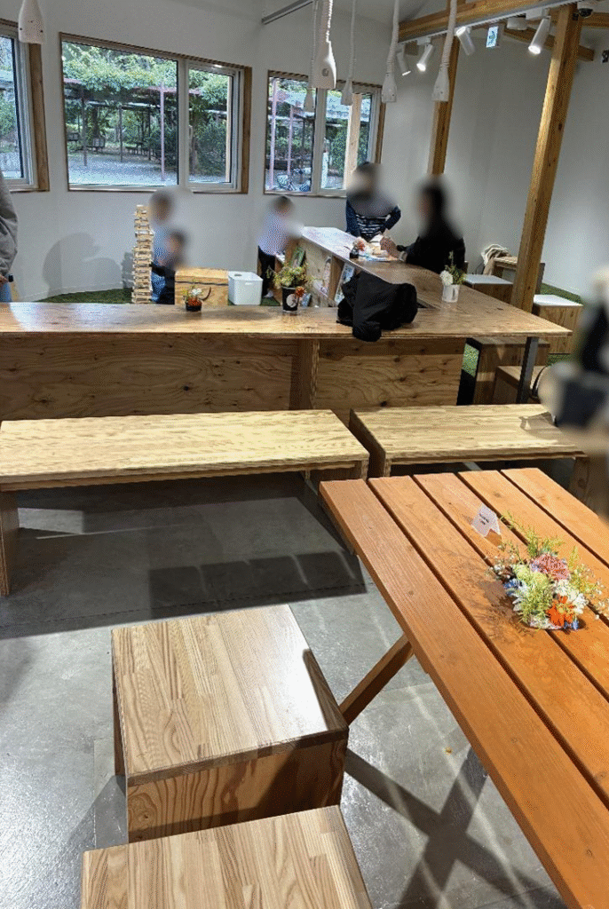 百合が原公園LiLiLiのカフェスペースの様子