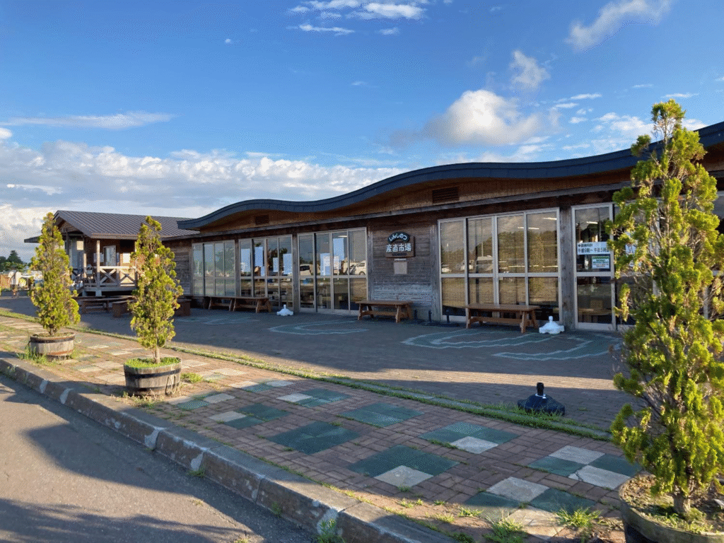 道の駅しんしのつの直売所の外観