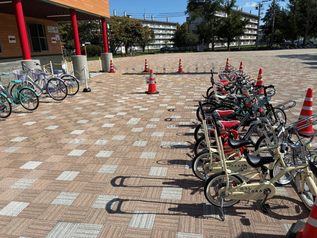 農試公園の交通コーナーの貸出自転車の様子