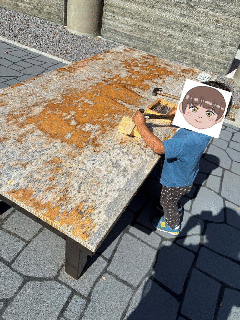 農試公園のトンカチ広場で子どもが遊ぶ様子