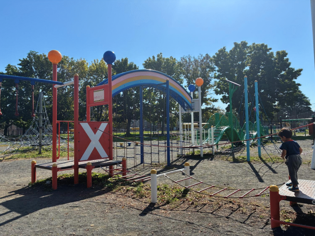 北園公園で子どもが遊ぶ様子