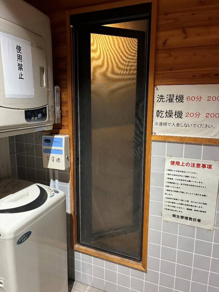 つるぬまキャンプ場のコインランドリーの様子