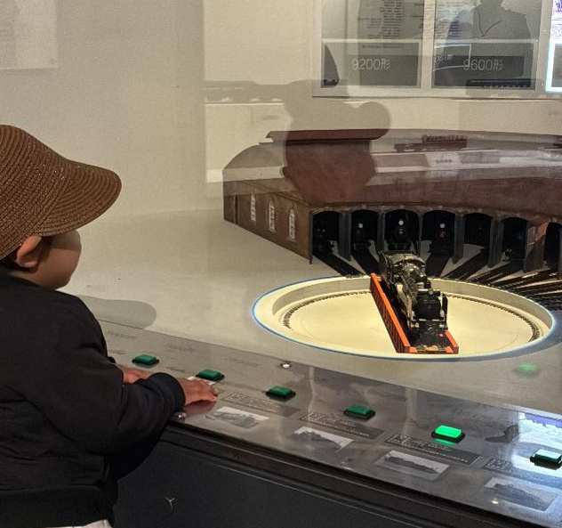 小樽市総合博物館本館で子どもが遊ぶの様子