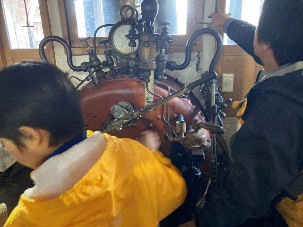 小樽市総合博物館本館の屋外展示で子どもが遊ぶ様子