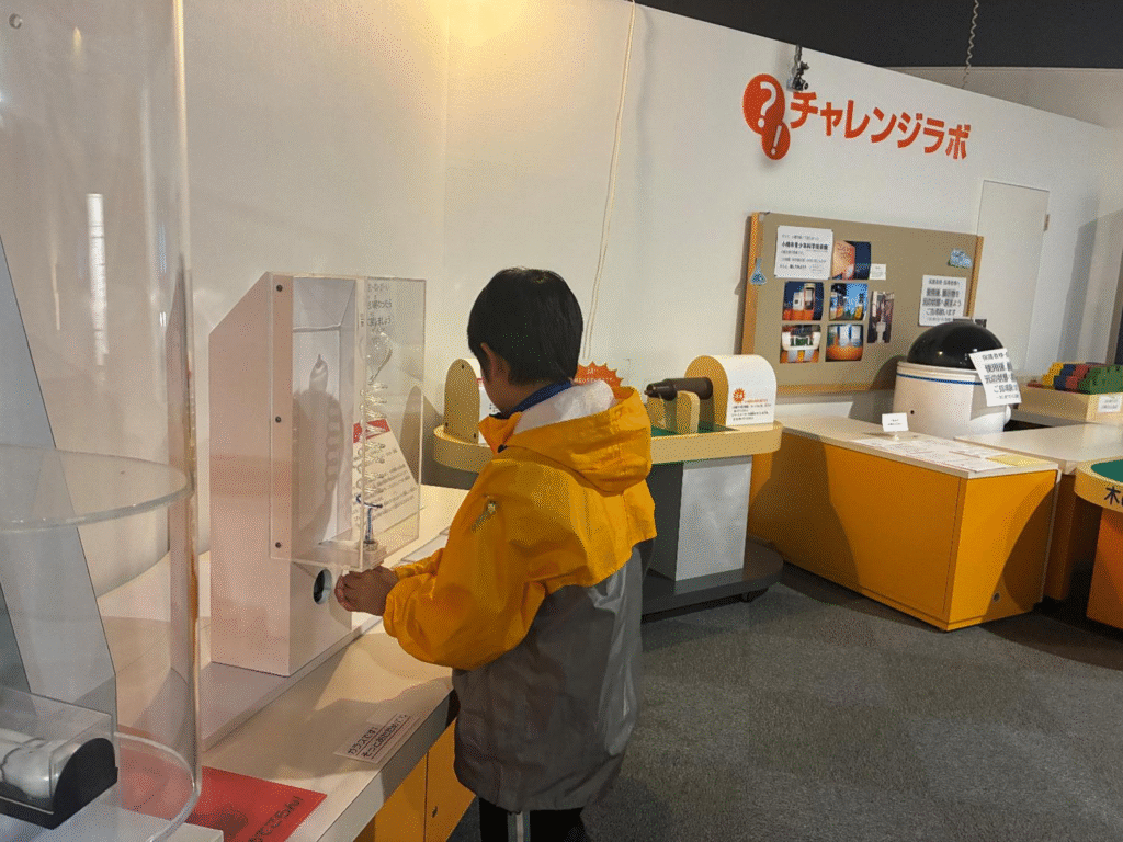 小樽市総合博物館本館で子どもが遊ぶ様子