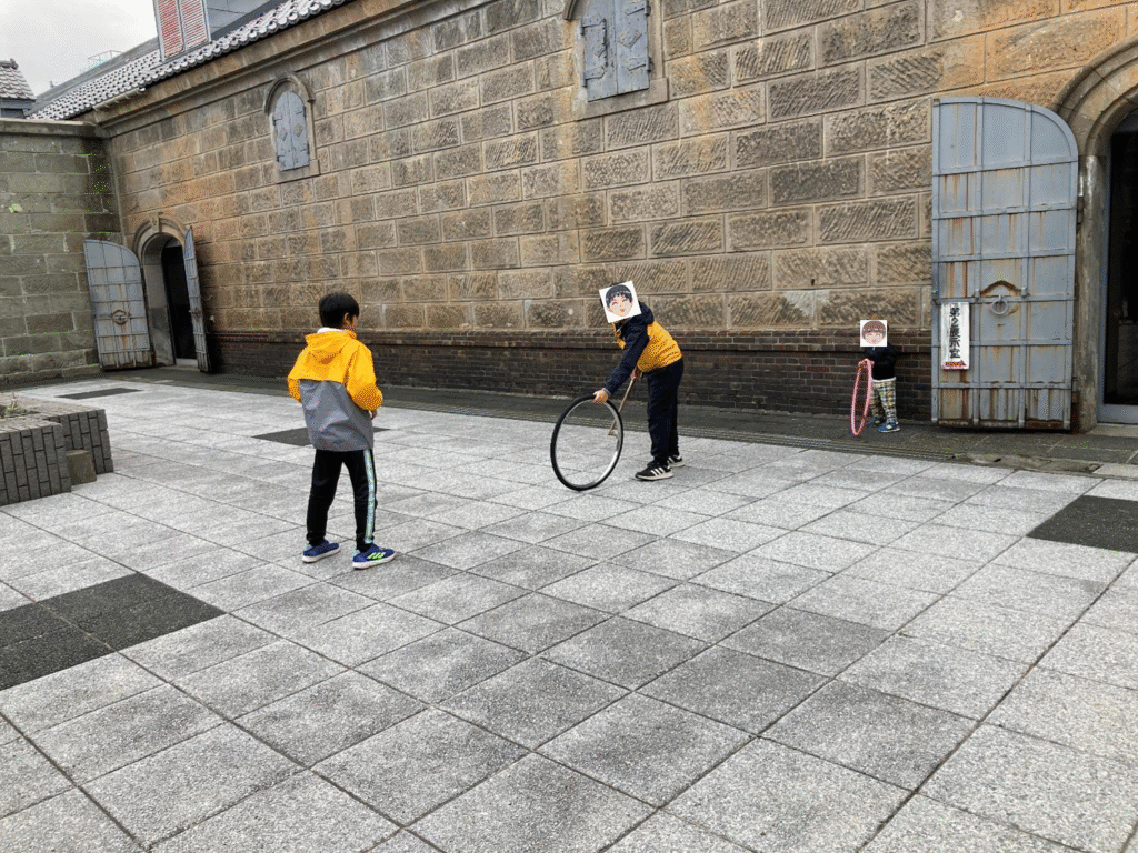 小樽市総合博物館運河館で子どもが遊ぶ様子