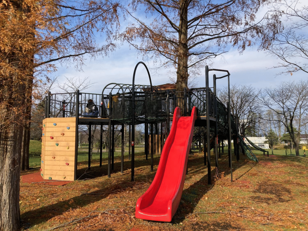 ふるさと公園の遊具で子どもが遊ぶ様子