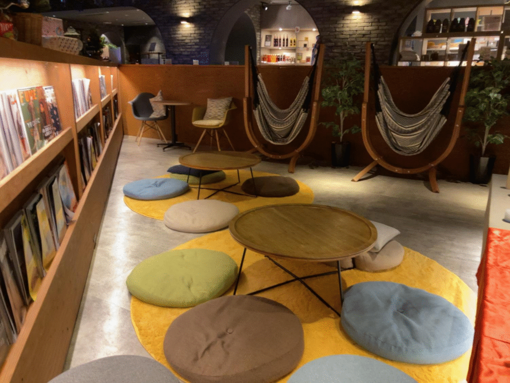 芦別温泉スターライトホテルのハンモックがある休憩所の様子