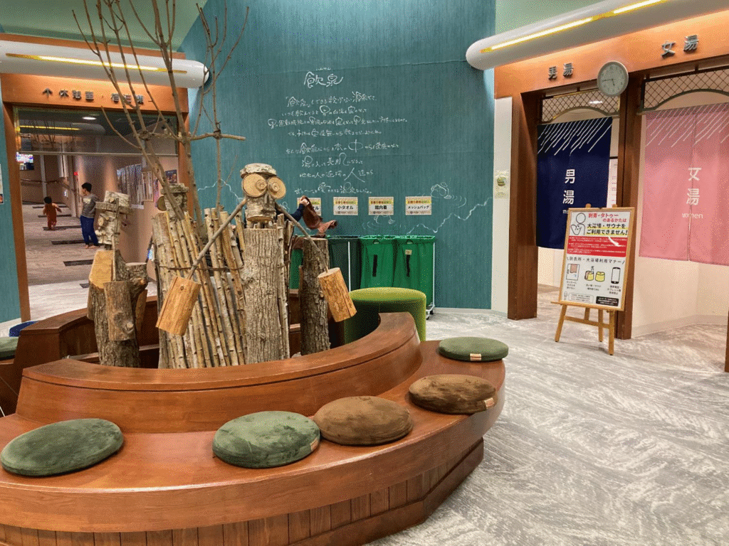 芦別温泉スターライトホテルのお風呂入り口近くの休憩所の様子