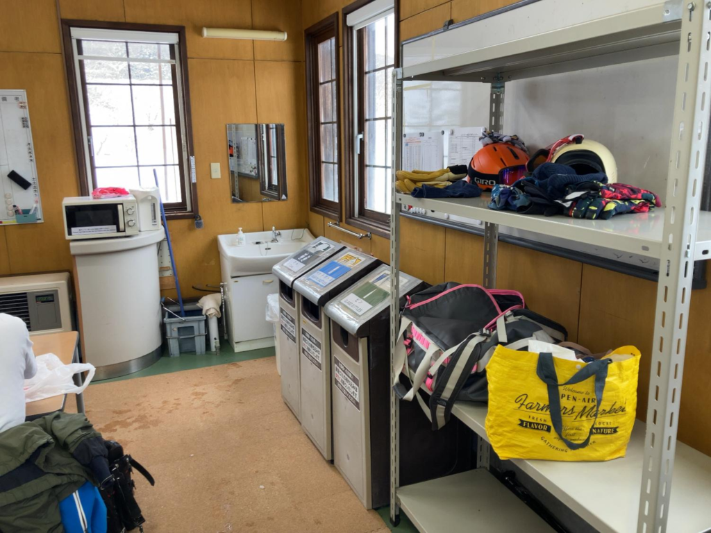 コンサドーレ仁木スキーパークの荷物置き場の様子