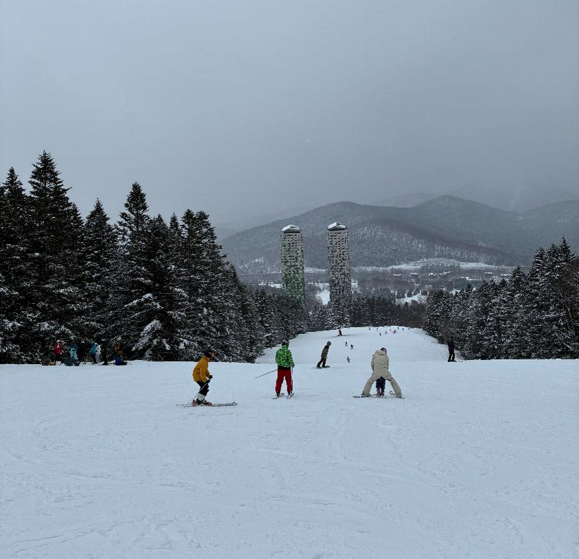 星野リゾート トマム スキー場のゲレンデで子どもがスキーをする様子