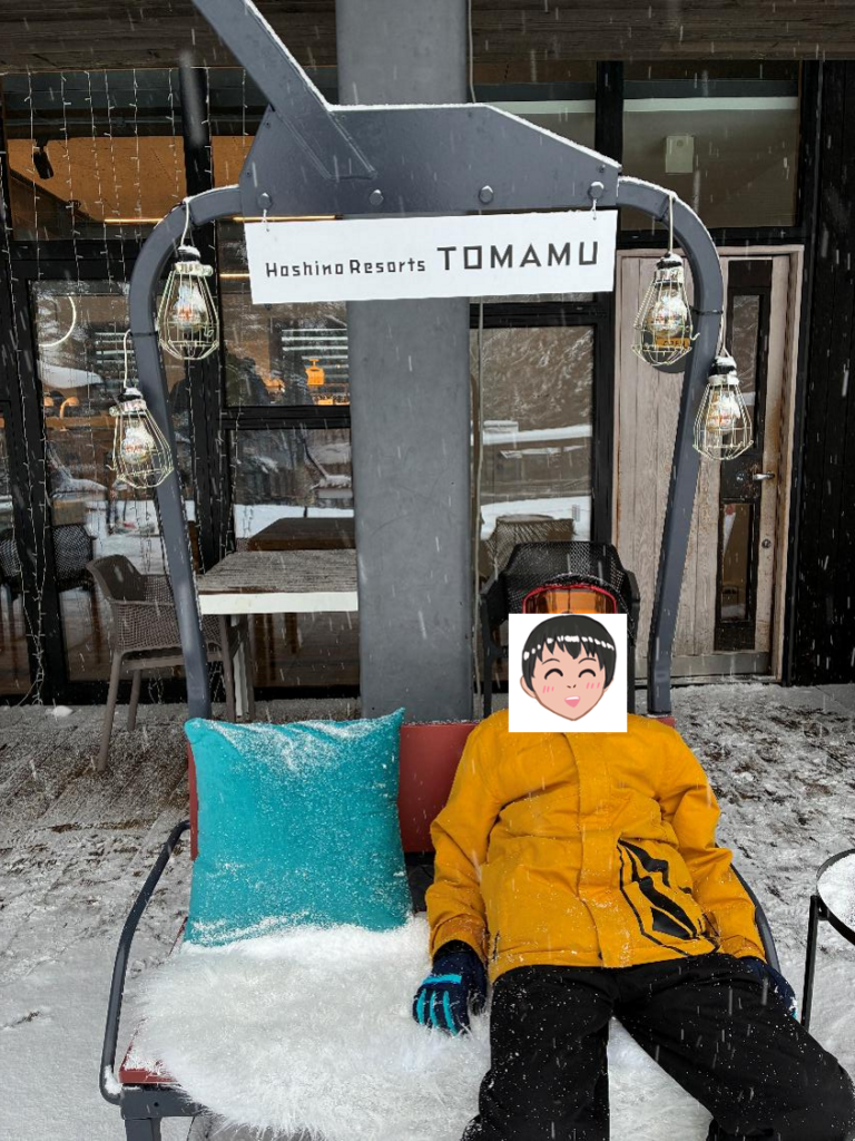 星野リゾート トマム スキー場のホタルストリートで子どもが遊ぶ様子