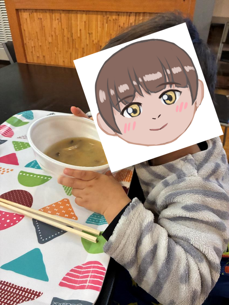 仁木町キノコ王国のレストランのきのこ汁を飲む子供の様子
