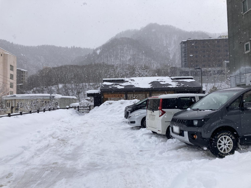 二見の足湯の駐車場の様子