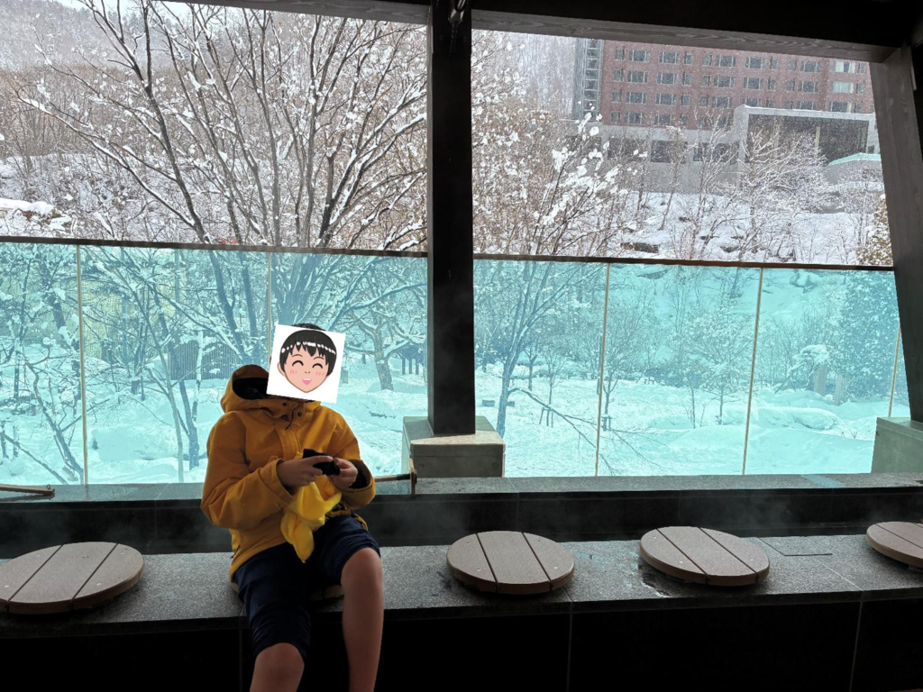 二見の足湯で子どもが足湯をしている様子