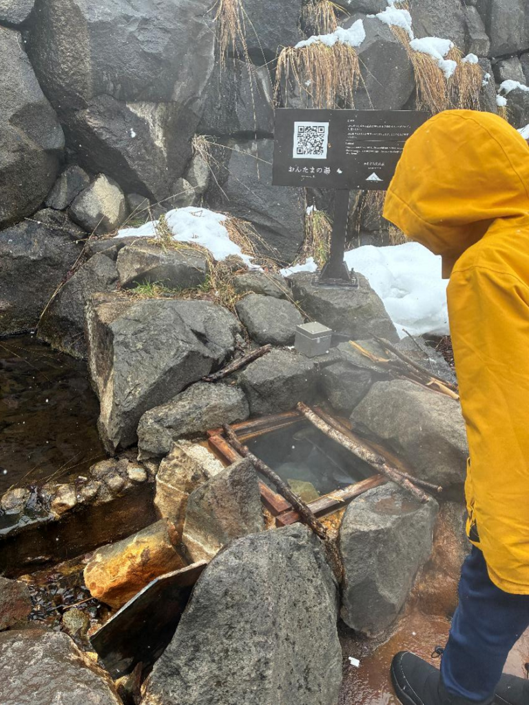 定山渓源泉公園の温泉卵を作るスポットの様子