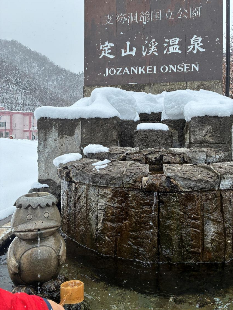 かっぱ家族の願掛け手湯の様子