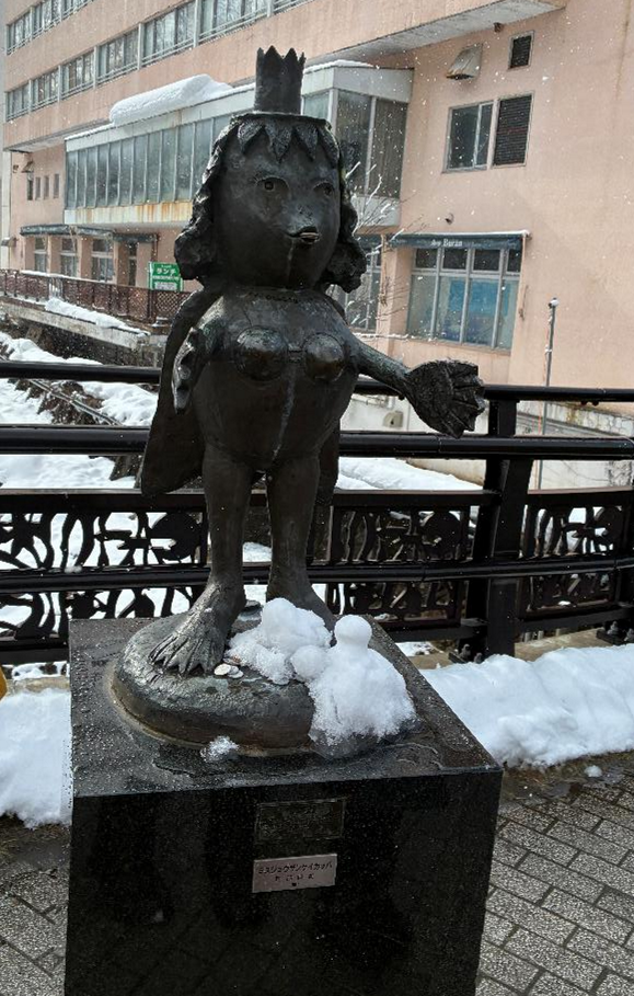 月見橋のかっぱの像の様子