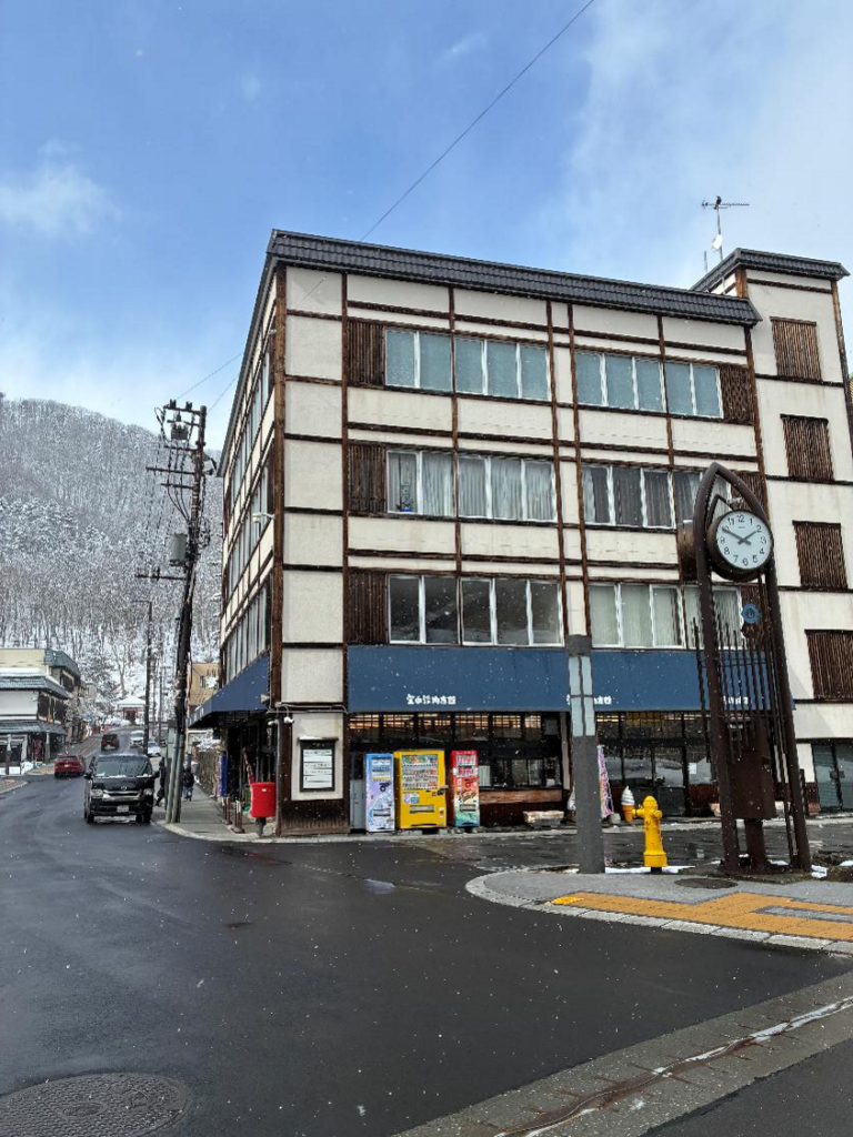 定山渓のお土産店の外観