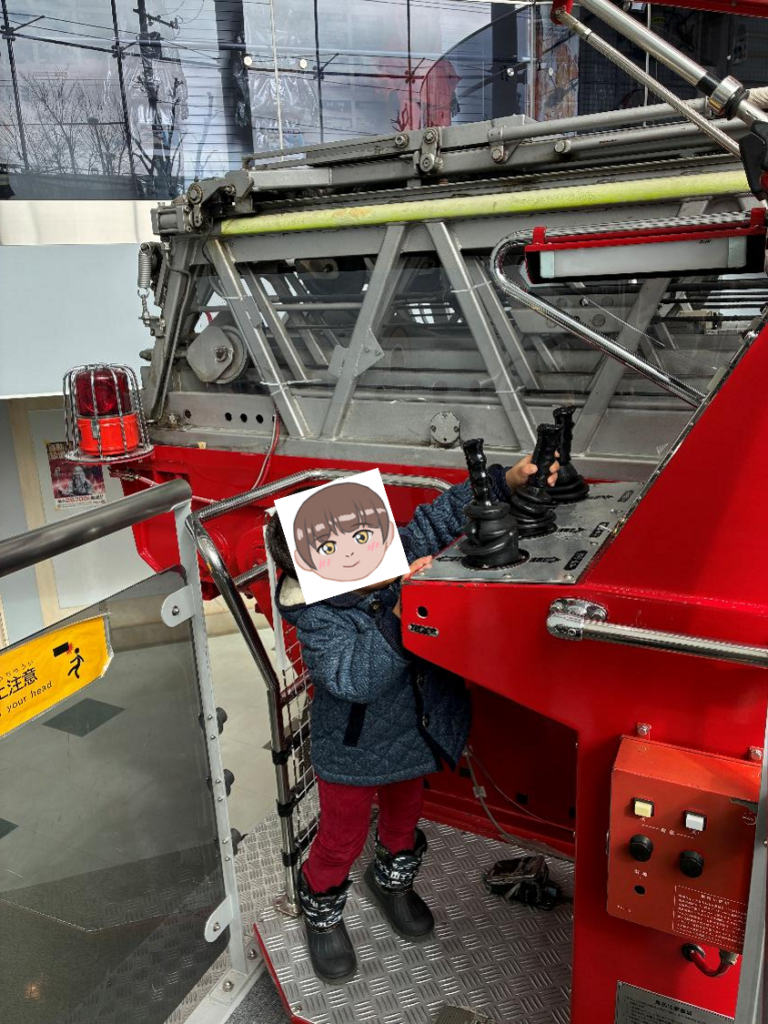 札幌市民防災センターのはしご車に子どもが遊ぶ様子