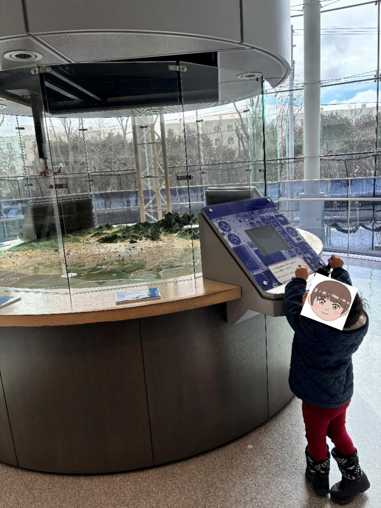 札幌市民防災センターのヘリコプターで子どもが遊ぶ様子