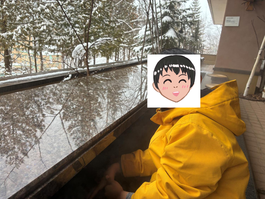 定山渓万世閣ホテルミリオーネの足湯で子どもがくつろぐ様子